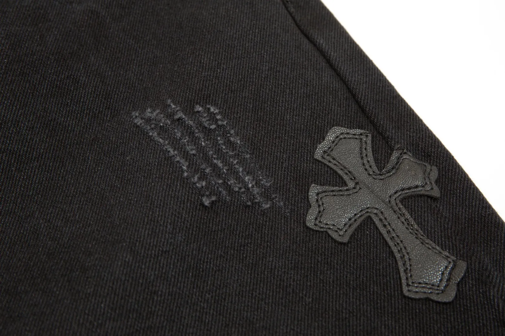 KE915#P230 The only correct leather label version on the market Chrome Hearts CH Cross embroidered distressed jeans Top ceiling quality 100% correct version The correct version is here!  Believe me this must be the best quality you will ever come across! ! Excellent value for money! !  Styles with different washes and textures are very friendly to people with thin legs and thick legs. The straight version is very flattering to the shape of the legs. The moderate length is timeless and easy to match. It is the basis of various styles and a must-have in the wardrobe! ! Add a little stacking to easily control the clean fit trend that has exploded this year. The fabric is stiff but also makes the upper body soft without losing texture. The sides and cuffs of some styles have a bone-wash effect. The vintage flavor pops up all at once. It’s really hard not to love it! ✅Correctly customize the Croxin metal leather label on the back panel. It is not sold directly with the cross on the finished jeans. 1:1 copying strives for excellence and the details are perfectly grasped. ✅The cross leather label is clear and smooth. Exquisite turning top craftsmanship. ✅Buttons, zippers and hardware are all customized versions of the Croxin LOGO. ✅High-cost washing process. Size: 28 30 32 34 36 (5 sizes)